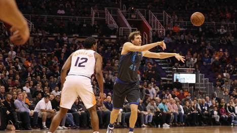 Dirk Nowitzki (r.) läuft in der 21. Saison hintereinander in der NBA auf