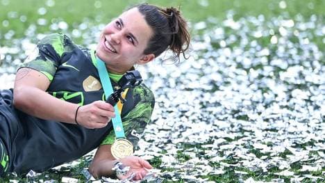 Lena Oberdorf mit der Medaille