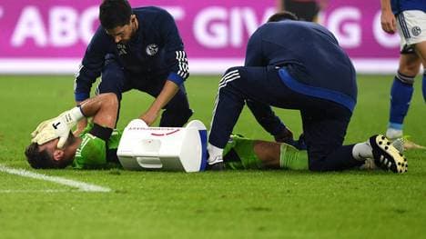 Schalke-Torwart Marius Müller hat sich beim Spiel gegen Magdeburg verletzt