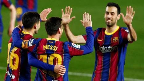 Sergio Busquets (r.) zählte zum kleinen Kreis der Menschen, die Lionel Messi zu seinem Abschiedsessen einlud 