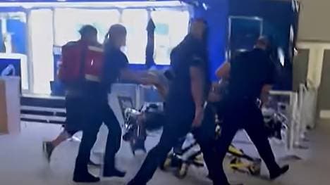 Kota Ibushi wurde von Sanitätern in ein Krankenhaus gebracht