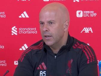 Der FC Liverpool spielt nach der Meisterschaft im Vorjahr eine enttäuschende Saison. Trainer Arne Slot ist sich trotz der Kritik sicher, dass er über den Sommer hinaus im Amt bleibt.