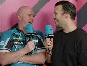 Rob Cross flachst mit Katharina Kleinfeldt und Philip Brzezinski über einen nicht ganz ernstgemeinten Job als Kameramann und seine benötigte Ruhe über die Weihnachtstage. 