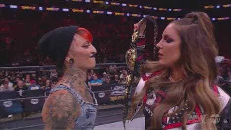 Ruby Soho (l.) tritt bei AEW Rampage Women's Champion Britt Baker entgegen