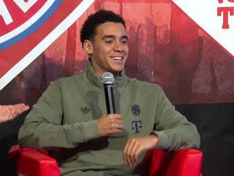 Bei einem Fanbesuch wird Bayern-Profi Jamal Musiala gefragt, wer sein Lieblings-Mitspieler ist - seine Antwort sorgt für ordentlich Gelächter. 