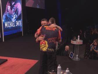 Weltmeister Michael Smith gewinnt im Finale den 15. Spieltag der Premier League of Darts in Sheffield gegen Gerwyn Price mit 6:3.