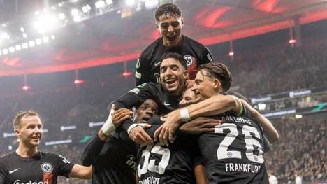 Eintracht Frankfurt feiert ein Schützenfest im Deutsche Bank Park