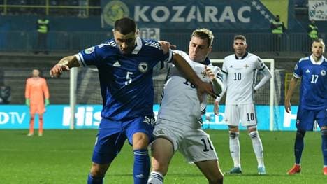 Kolasinac (l.) ist positiv getestet worden