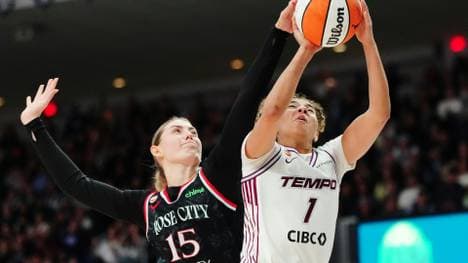 Luisa Geiselsöder (l.) im Spiel gegen Toronto