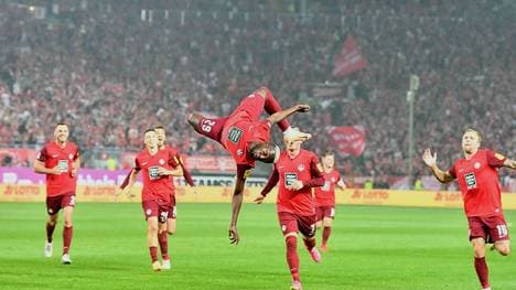 Richmond Tachie feiert sein Tor zum 1:0 gegen Nürnberg mit einem akrobatischen Jubel