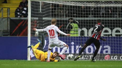 Evan Ndicka (r., neben Sebastian Andersson) unterlief ein Eigentor zum 0:2 