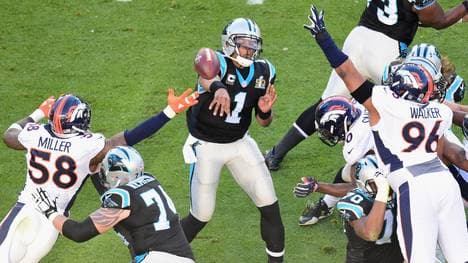 Cam Newton darf sich am Eröffnungstag direkt wieder mit Von Miller (l.) & Co. auseinandersetzen