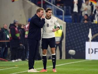 Der Bundestrainer spricht in einem ausführlichen Interview über seine Personalplanung im Mittelfeldzentrum. Dabei spricht er sich für einen Routinier aus, was im Netz für Kopfschütteln sorgt.