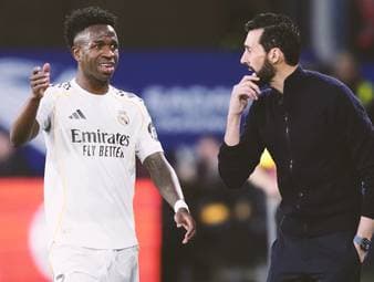 Sami Khedira spricht über seinen Ex-Teamkollegen Alvaro Arbeloa bei Real Madrid und lobt dessen Einstellung sowie dessen Kommunikation, besonders im Umgang mit Vinícius Junior, dem er nun viel Vertrauen schenkt.