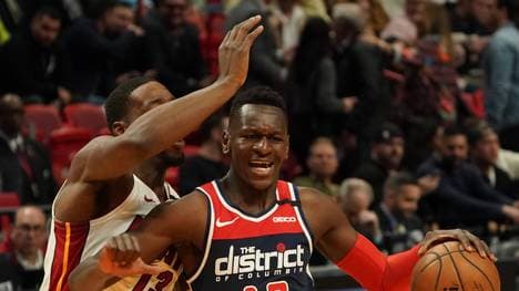 Isaac Bonga (l.) spielt seit dieser Saison bei den Washington Wizards