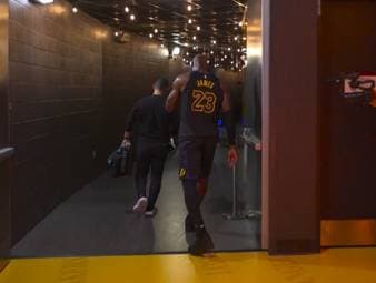 Für LeBron James könnte Spiel 4 gegen die Oklahoma City Thunder der letzte Auftritt seiner Karriere gewesen sein. Die Los Angeles Lakers unterliegen dem Topfavoriten glatt.