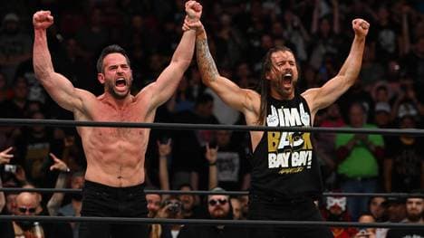 AEW-Stars wie Adam Cole (r., mit Roderick Strong) können sich auf eine Mega-Kulisse freuen