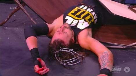 Adam Cole bekam bei AEW Rampage am Karfreitag eine "Krone" aus Stacheldraht verpasst
