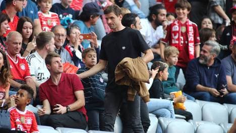 Thomas Müller verfolgte den Sieg des FC Bayern gegen Mainz angeschlagen nur von der Tribüne