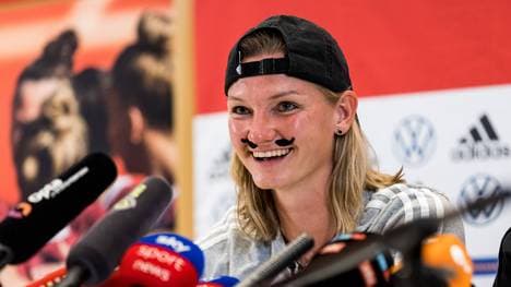 Alexandra Popp kam mit angeklebtem Schnurrbart zur Pressekonferenz vor dem EM-Finale