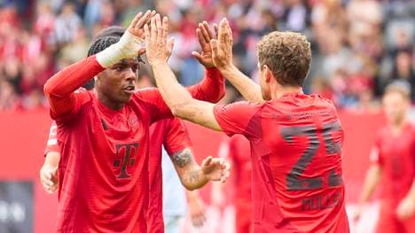 Mathys Tel (l.) schwärmt von Bayern-Ikone Thomas Müller (r.)