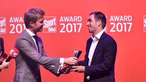 Nico Rosberg (l.) überreicht Philipp Lahm bei den Sport Bild-Awards den Preis "Star des Jahres"