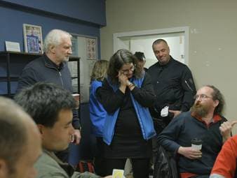 DFB-Sportdirektor Rudi Völler besucht die Bahnhofsmission Leipzig, gibt dort Autogramme und überreicht am Ende für jeden Anwesenden noch ein Geschenk. 