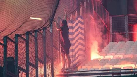 Gefährliche Szenen: Beim Hinspiel zwischen Marseille und Frankfurt kam es zu einer wahren Pyro-Schlacht