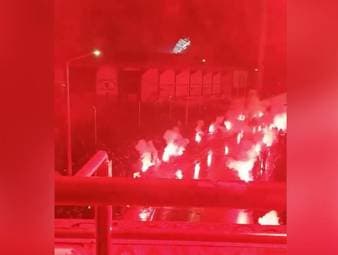 Bei einer Auswärtsfahrt nach Lyon kommen sieben Anhänger von PAOK Saloniki bei einem Autounfall ums Leben. Der gesamte Klub steht unter Schock - tausende Fans erweisen den verunglückten Insassen die letzte Ehre.