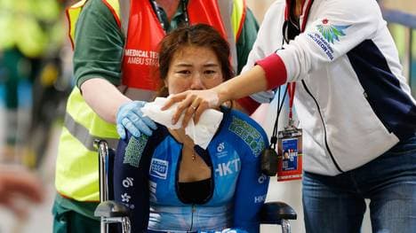 Die aus Hongkong stammende Fahrerin Xiaojuan Diao wurde nach dem Unfall abtransportiert