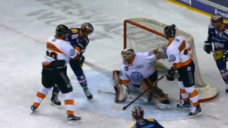 Die Eisbären Berlin (blau) bleiben nach dem Sieg gegen Wolfsburg Tabellendritter