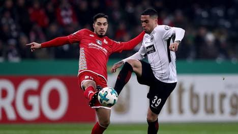 Suat Serder (l. ) unterschrieb bei Schalke 04 einen Vertrag bis 2022
