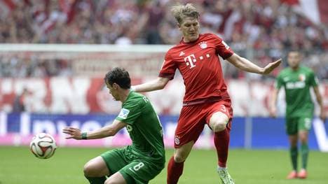 Bastian Schweinsteiger (r.) gegen den FC Augsburg