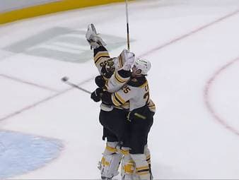 Beim Sieg der Boston Bruins gegen die Vancouver Canucks kommt es zu einem spektakulären Tor. Bruins-Goali Linus Ullmark trifft zum 3:1 für Boston. 