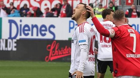 Marlon Ritter (r.) munterte Julian Justvan nach dem Elfer-Fehlschuss auf