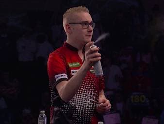 Jurjen van der Velde sorgt bei der Darts-WM für einen maximal kuriosen Moment. Wegen der Ally-Pally-Wespe bringt der junge Niederländer ein Wespenspray mit auf die Bühne - und beschert sich damit selbst tränende Augen. 