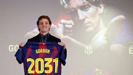 Gordon präsentiert stolz das Trikot