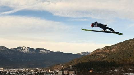 Skispringen lockt viele Fans vor den TV