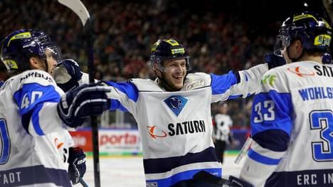 DEL: Nürnberg Ice Tigers holen Joachim Ramoser vom ERC Ingolstadt, Joachim Ramoser (mitte) feiert ein Tor für den ERC Ingolstadt 