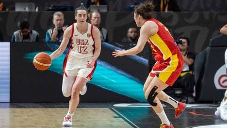 Caitlin Clark (l.) startet mit den USA furios in die WM