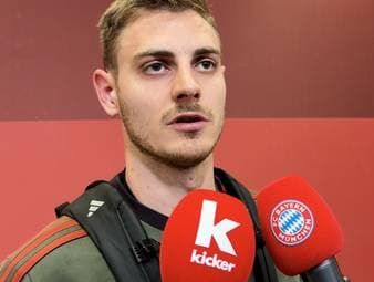 Vor dem dritten Gegentreffer des FC Bayern sieht Josip Stanisic ein klares Foul an ihm und kritisiert Antonio Rüdiger, der ihm noch ein paar Worte mitgab.