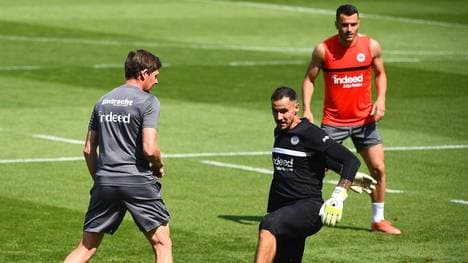 Oliver Glasner (l.) glaubt an eine gemeinsame Saison mit Filip Kostic (r.)