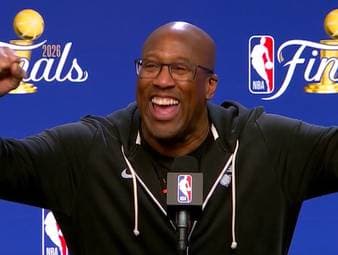 Mike Brown zeigte sich vor Spiel 3 der Finals gegen die Spurs in bester Laune. Der Knicks-Coach hatte offenbar nicht nur in sportlicher Hinsicht viele Gründe zum Feiern.