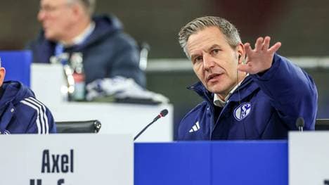 Axel Hefer muss sich vielen wütenden Fans stellen