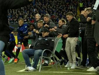 Spannung pur hatte das Duell zwischen Paderborn und Bremen zu bieten. Es ging über die volle Distanz - und dann nach 2:0 und 2:2 ins Elfmeterschießen. Einer bleibt eiskalt - Trainer Lukas Kwasniok.