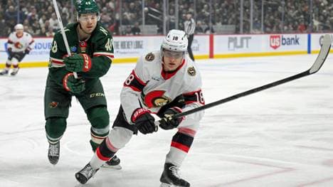 Tim Stützle (r.) gegen Minnesota
