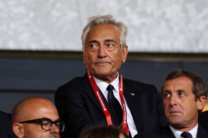 Italien-Parteiwütet gegen Fußball-Boss