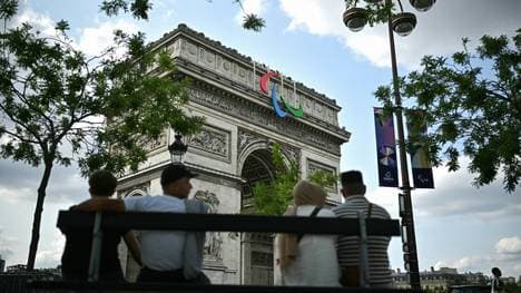 Der Arc de Triomphe mit dem Logo der Paralympics