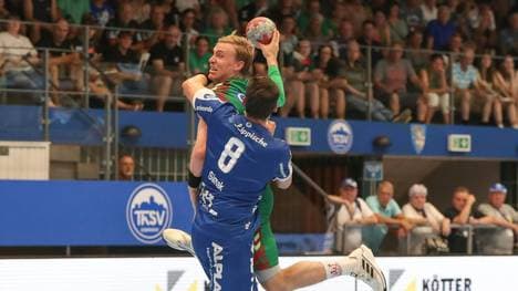 Frederik Simak (Nr. 8) greift zu