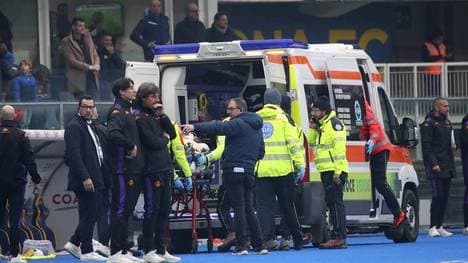 Moise Kean musste nach seinem Zusammenbruch mit dem Krankenwagen abtransportiert werden